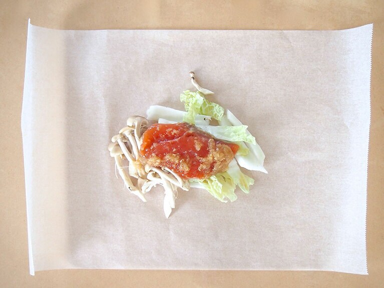 クッキングシートを広げて、中心にしめじ、白菜を置き、（3）の鮭をソースごと入れる。