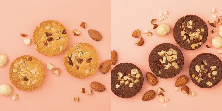 左から：「ガレット ロシェ ナチュール」、同「ショコラ」。2022年4月1日より販売がスタート。