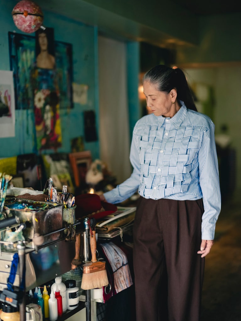 アトリエに佇む順子さん。