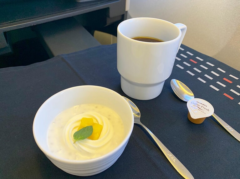 デザートはココナッツクリームが載ったマンゴープリン。濃厚なマンゴーにココナツの香りがプラスされて南国の味！