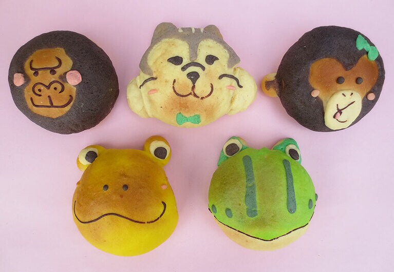 上左から「ゴリラ(チョコチップ)」 150円、「リス(メープルチップ)」 180円、「チンパンジー(チョコチップ)」 170円。下「カエル(メロンパン)」 各150円。