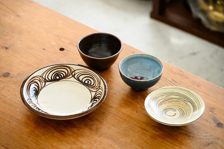 左の印象的なうつわは「馬の目皿」と呼ばれるもの。奥村さんが選んだ主菜皿、ごはん茶碗、汁椀、小皿の組み合わせ。