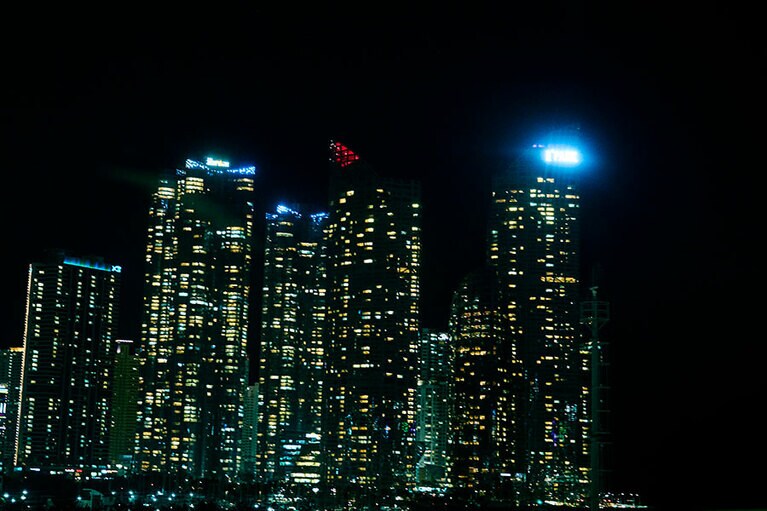 釜山国際映画祭のメイン会場となる海雲台（ヘウンデ）には72階建ての高層マンションも並び、新旧のコントラストを目の当たりに。