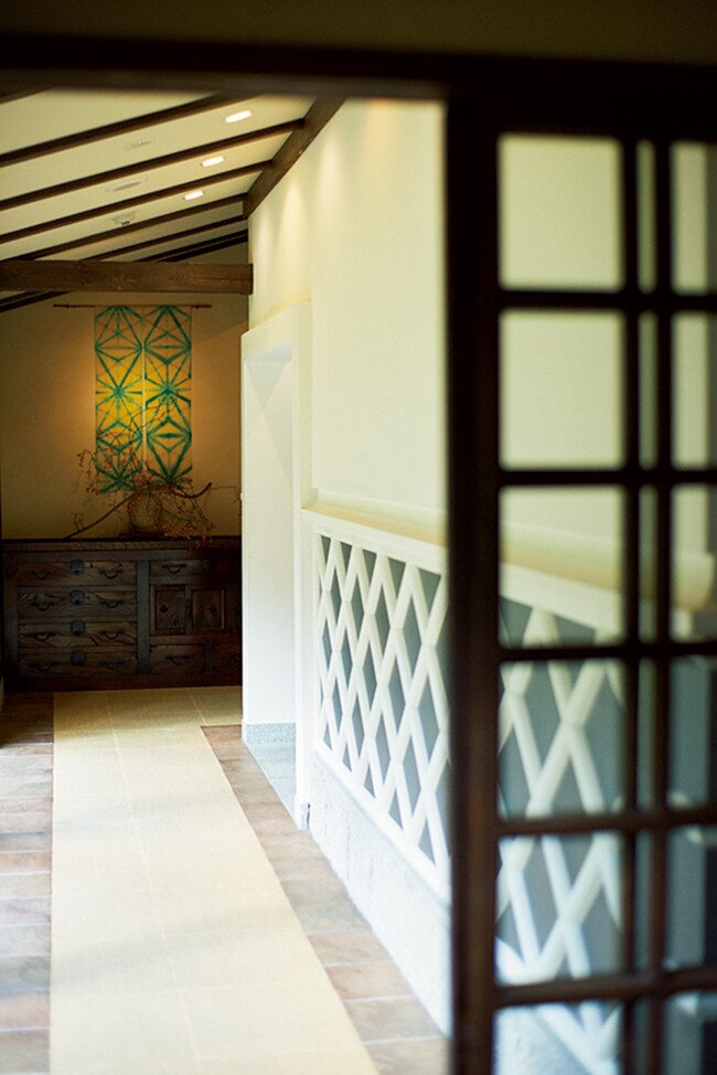 【いろりの宿 かつら木の郷】建物は上越から移築。Photo: Masahiro Sanbe