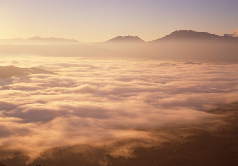 朝晩の冷え込みが厳しくなる季節、早朝は、テラスやダイニングから雲海が見えることも。