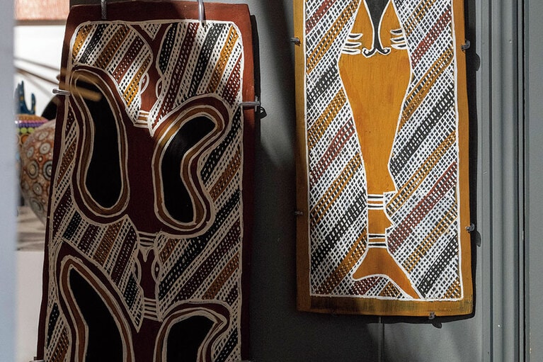 オーストラリア最北部アーネムランドの作家による貴重な作品。$390～。