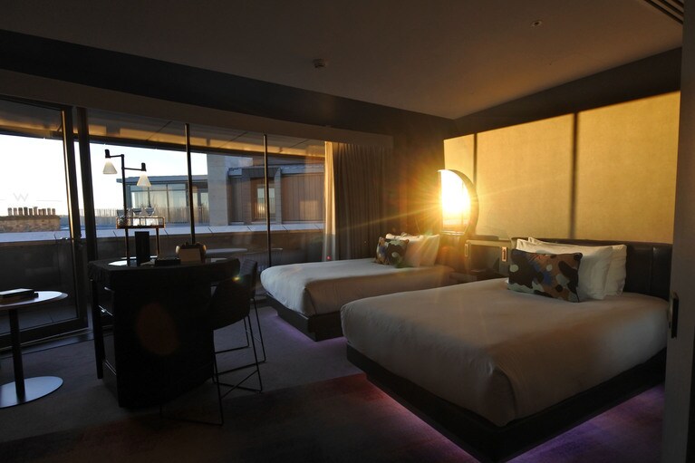 卵形の建物のカタチを活かした部屋の造り。窓が大きく、街の景色が取り込めます。