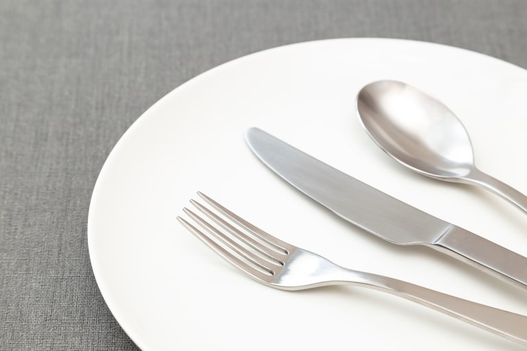 ラフバラー大学のジェイムズ氏らの研究では、「小さいスプーンで食べると約8％食べる量が減った」と報告。「小さいスプーンで食べると、ひと口あたりの食事量や食べる速度に変化が生じたと研究チームは説明しています。このように食器を変えるだけで、食べる量や内容を変えることができるんですね」　©years/イメージマート