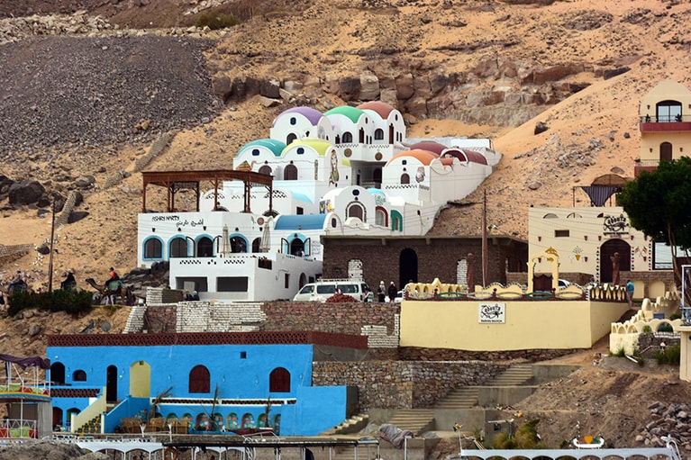 伝統的なドーム状の天井をパステルカラーで染めたヌビアの村の住居。