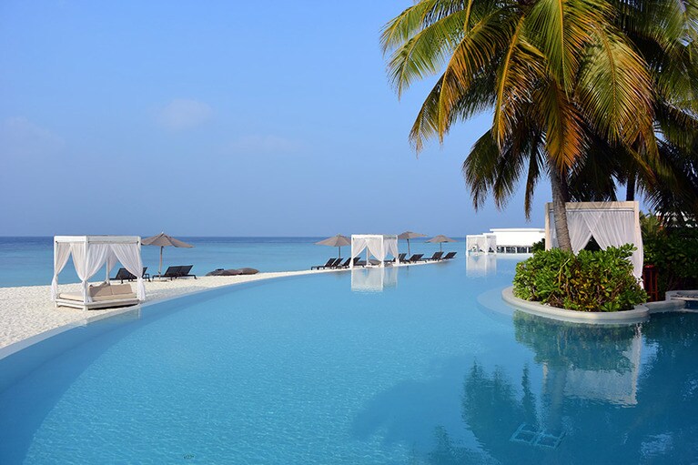 メインプールには巨大なクッションを設置。横たわっていると、おしぼりやドリンク、サンスクリーンのセットを運んでくれます。