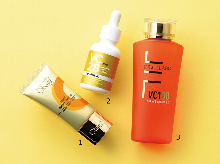 1：5種のビタミンC誘導体を組み合わせて最高濃度配合に｡ファンデで日中もしっかりスキンケア。オバジC セラムファンデーション SPF37・PA+++ 30g 全4色 各3,300円／ロート製薬 
2：安定型中性ビタミンC誘導体配合のドクターズコスメ。くすみやキメ、肌の弾力など全方位にアプローチする美容液。newtra vc28 30mL 16,500円／マーベセラー 
3：深く浸透するビタミンCに加え、長く肌に留まる高浸透持続性ビタミンCを新配合。VC100エッセンスローションEX 150mL 5,170円／ドクターシーラボ