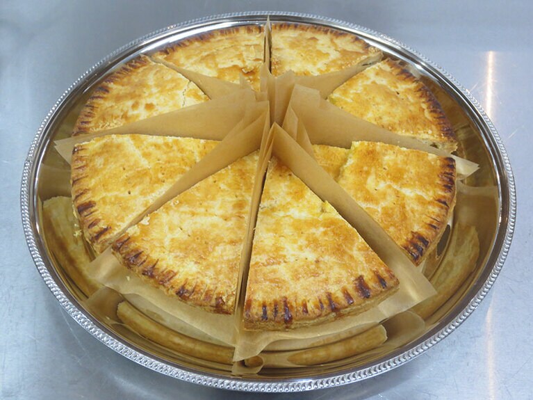 カットした「白いボロネーゼパイ」。