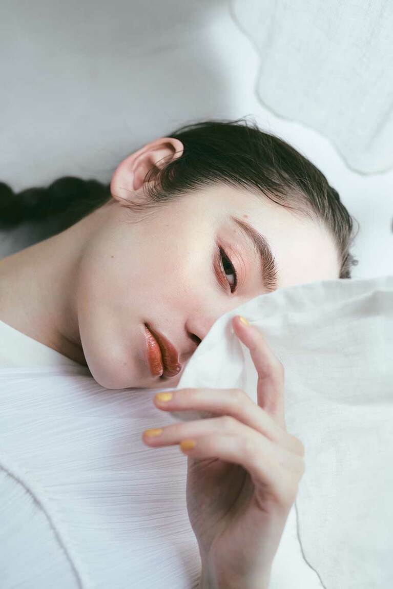 適材適所の色使いとファンデーションのブラシ塗りテクニックで、透明感あふれる洗練された肌に。