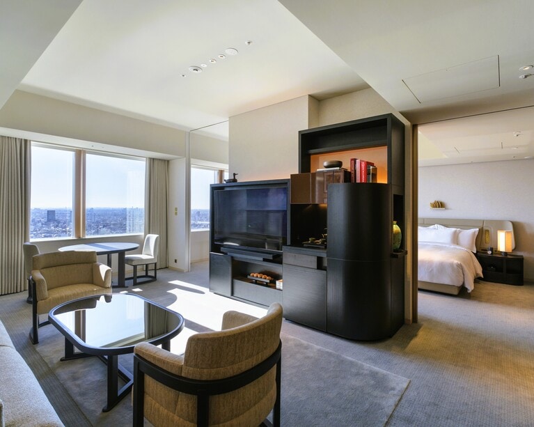 ホテルに宿る美意識を確実に継承しながら、新たに生まれ変わった客室。静寂に包まれてゲストに上質な安らぎをもたらす、天空に浮かぶサンクチュアリです。