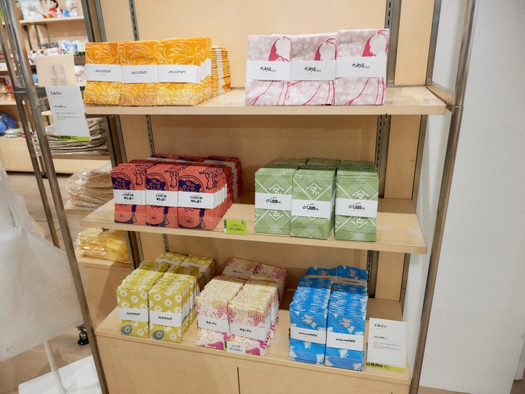 カラフルな手ぬぐいコーナー。
