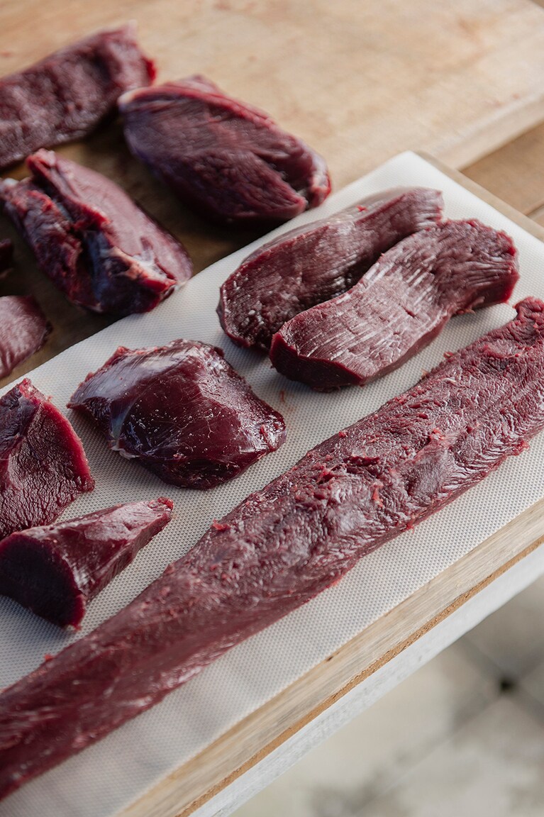 仕留めた獲物はその場で放血し処理場に運んで解体。どんぐりなどの木の実を食べ冬に備える秋の鹿は、旨みが濃くとても美味しい。