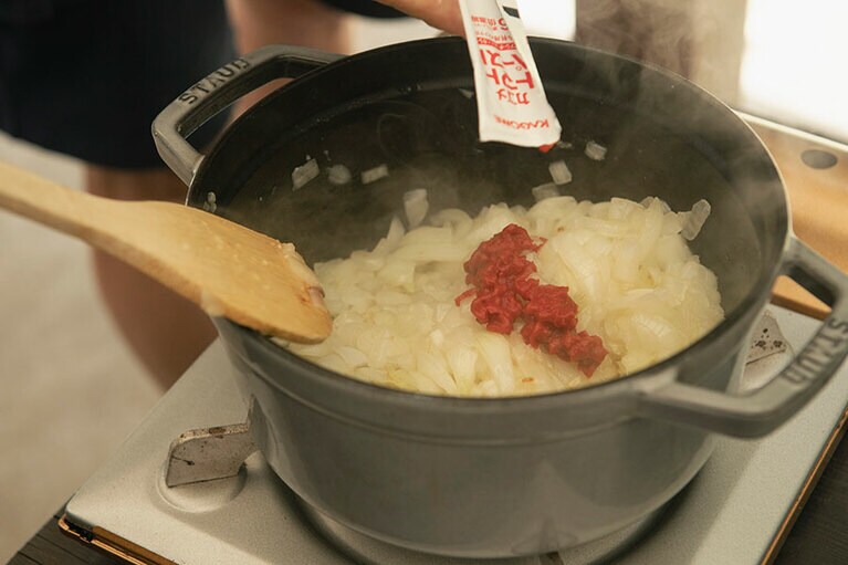 みんなでアクティビティも楽しみたいから、簡単おいしいカレーソースはアウトドアで大活躍。