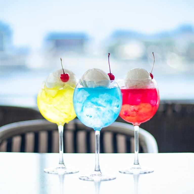 推し活に人気のカラフルなクリームソーダ。全6色各880円。