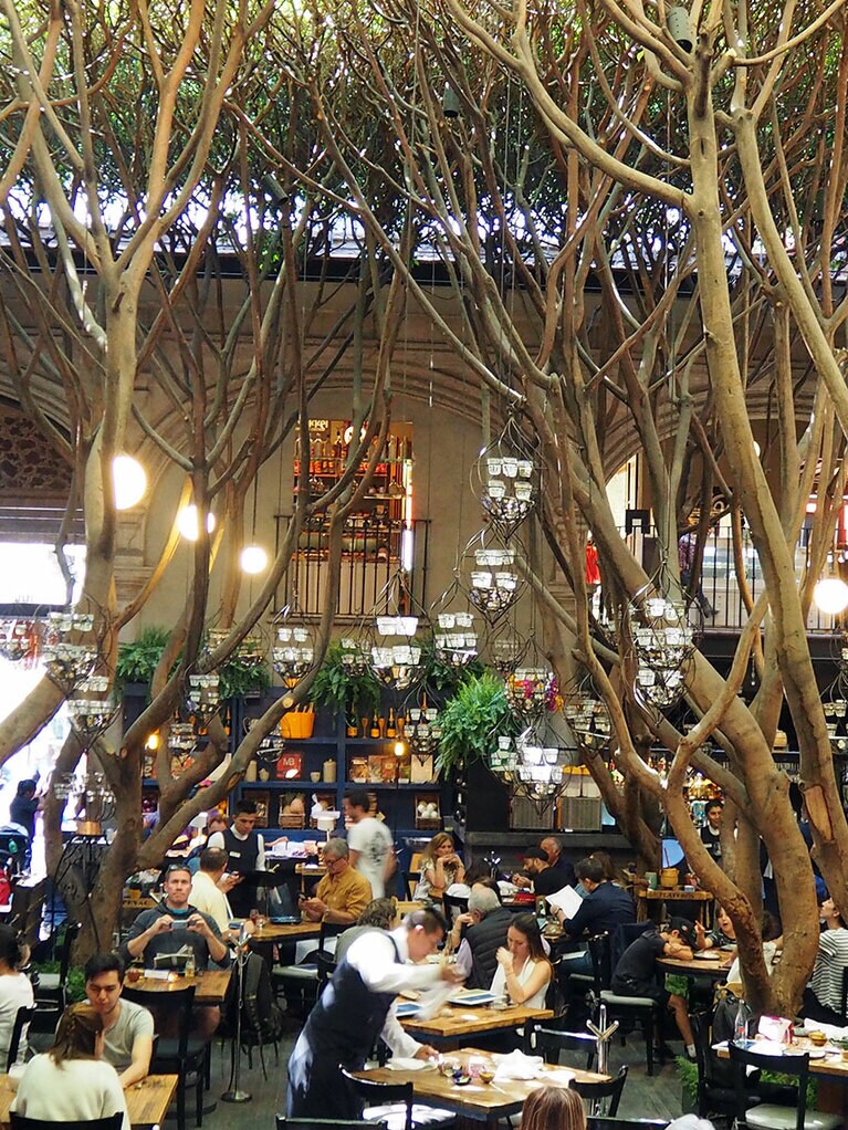 「アスル レストラン」はメキシコ・シティの歴史地区にある17世紀に建てられた建物の1階。