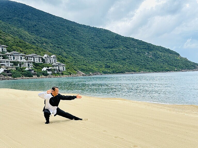 ビーチでの太極拳。このロケーションは間違いなく気分が盛り上がる！