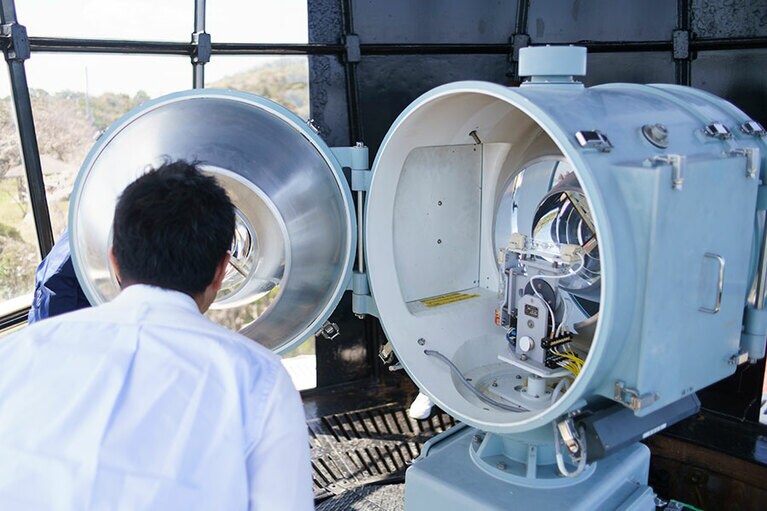 3代目にあたる現役の灯器は、点灯直後、緑色に光るメタルハライド電球を使用。レンズの直径は60センチメートル。