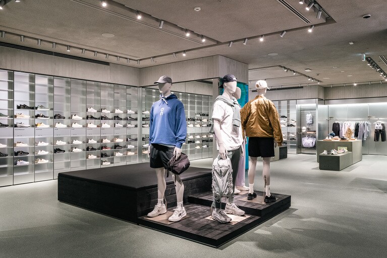 ライフスタイル、テニス、キッズのカテゴリーを扱う2Fフロアの様子。