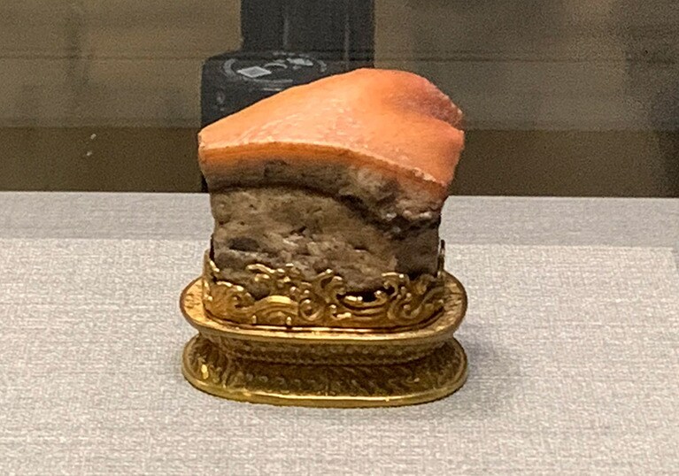 豚の角煮を再現した「肉形石」。