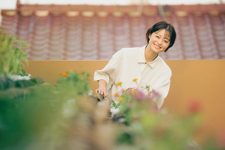 小林涼子さん。自身が経営するビル屋上の農園「AGRIKO FARM」で撮影。