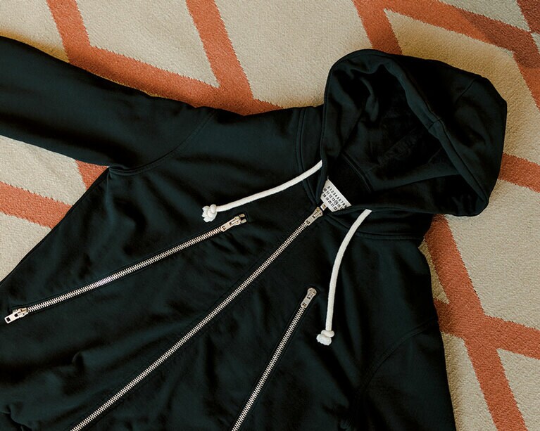 色々なところから手が入れられるジップがお気に入りのメゾン マルジェラ。