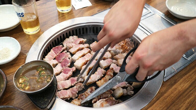 ハサミでひと口サイズにカット。