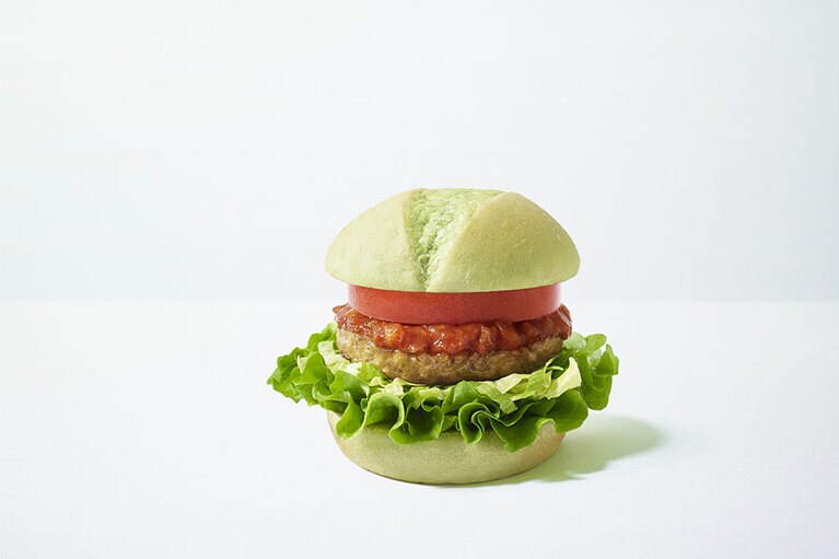 MOS PLANT-BASED GREEN BURGER＜グリーンバーガー＞591円(税込、店内飲食)、580円(税込、テイクアウト)。※店舗限定販売商品