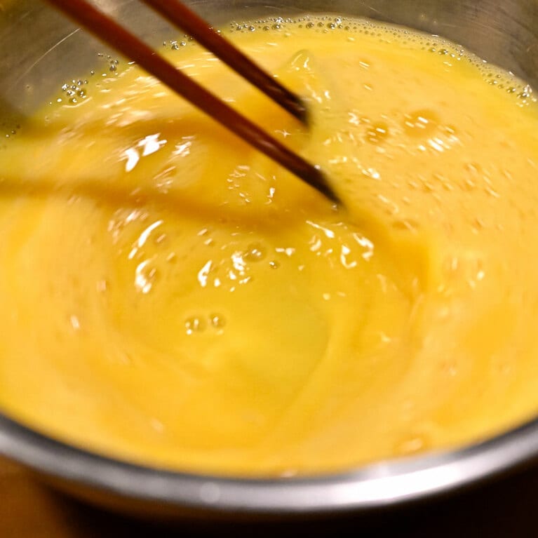 泡立たせず、さらっとするまでよく溶く。