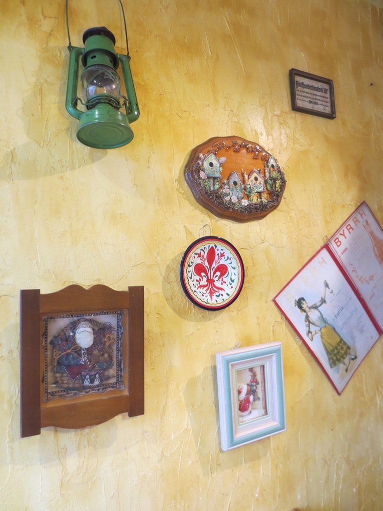 ドイツの田舎のお店を思わせる壁の飾り。