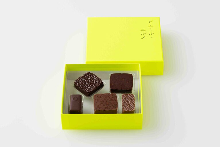 チョコレート5個詰め合わせ(バニラ風味ビターチョコレート、キャラメリゼしたミルクチョコレートガナッシュ、パッションフルーツ風味ミルクチョコレート、ローストアマランサスシード入りベリーズ産チョコレートガナッシュ、エクアドル産のチョコレートガナッシュ) 2,430円。