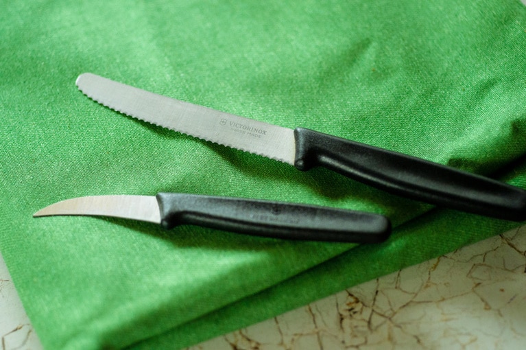 上から、ビクトリノックス スイスクラシック トマト&テーブルナイフ 1,100円、スイスクラシック シェーピングナイフ 900円。