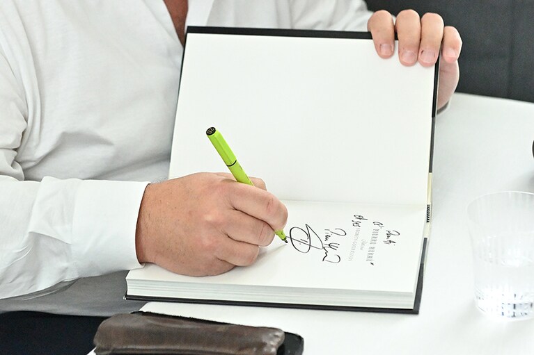 厨房メンバーにサインを求められ。