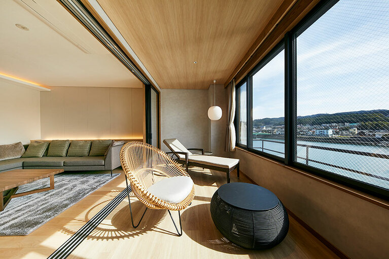 三隈川と日田の四季折々の風景を堪能できる、ととのいスペースの一例。