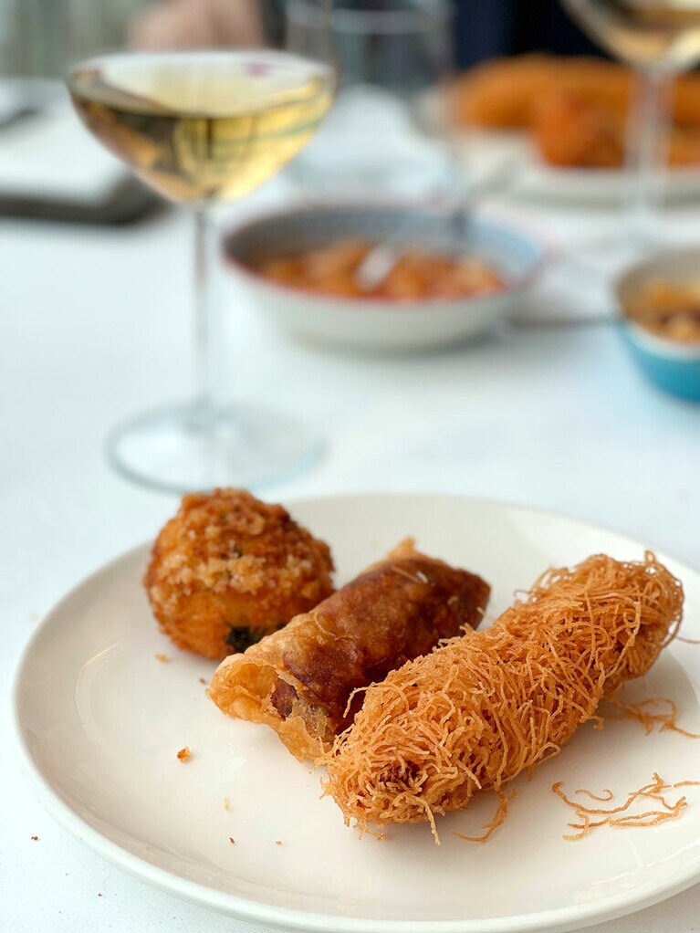 揚げ物の種類も豊富だ。中にはチーズ、野菜、挽肉と米などが入っている。