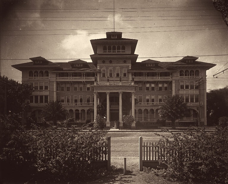 1909年に撮られた外観。周りは自然豊か。©Bishop Museum