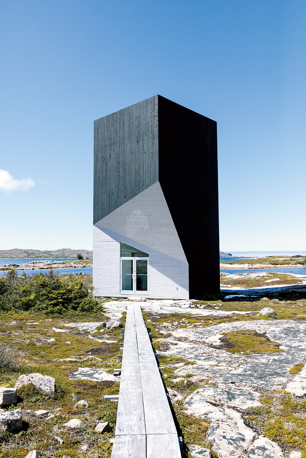 ショウル湾に面したタワー・スタジオ。スタジオの地図はウェブサイトで確認。http://www.yatzer.com/Fogo-Island-Studios-Saunders-Architecture-Newfoundland-Canada/