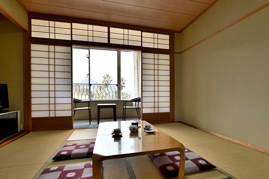 客室は全室南向き。1泊・1名 10,000円～(1室2名利用)。