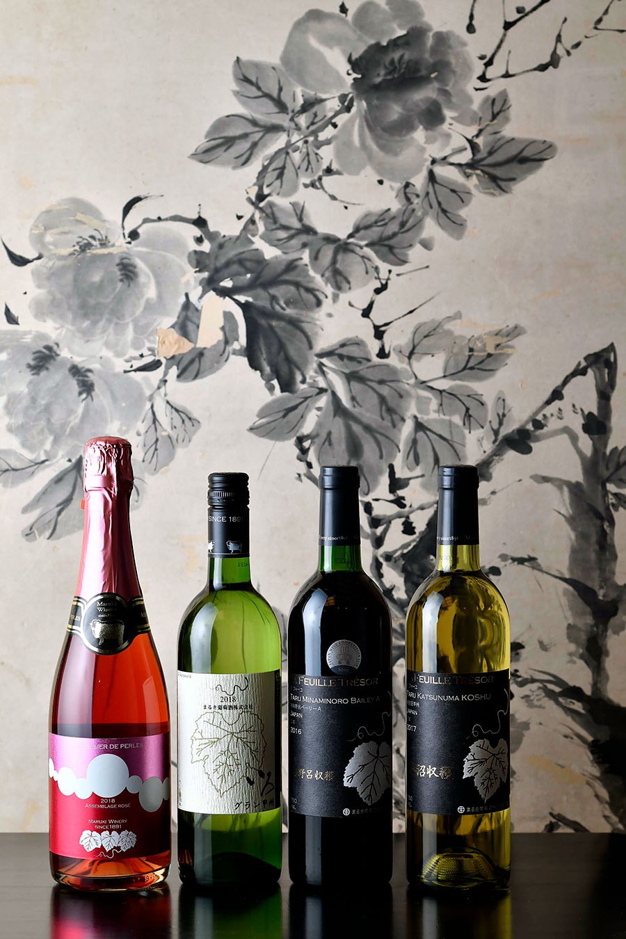 左：現存する日本最古のワイナリー「まるき葡萄酒」のワインを多彩に味わえます。
右：心ゆくまで温泉を楽しめる「別邸 露天風呂付き離れ」。