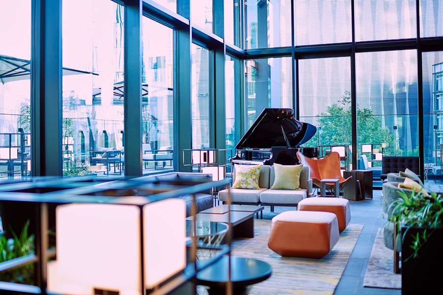 「ザ・ゲートホテル東京 by HULIC」4階の「Lobby Lounge」。