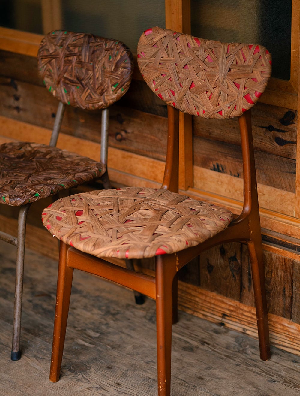 山葡萄を巻きつけた古い椅子。三井さんが使う奥の椅子は色も濃くなり艶が出ている。40,000円。