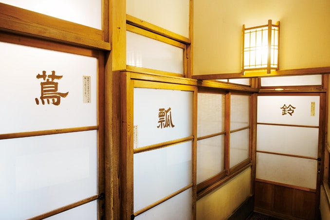 【会津東山温泉 向瀧】各風呂場の天井には、「鈴」「瓢」「蔦」という名前を表す彫刻が施されている。