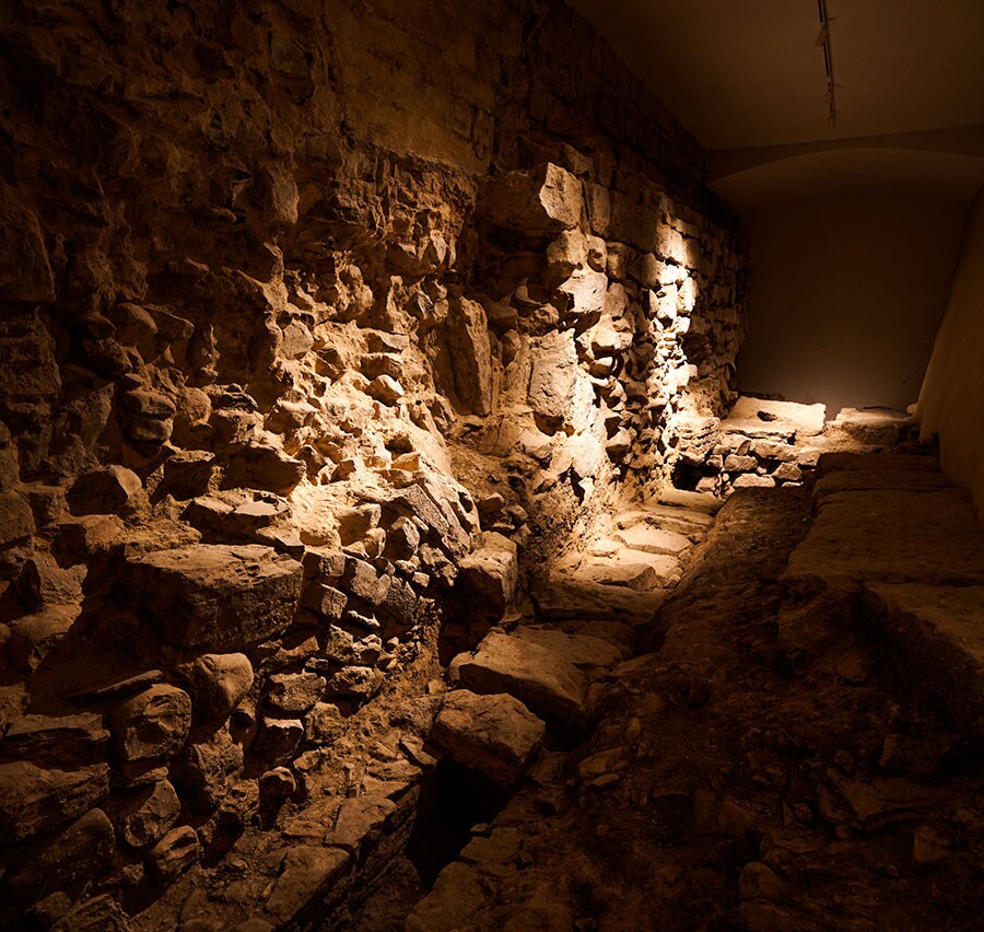 地下から古代ローマ遺跡が発見されるというサプライズも。