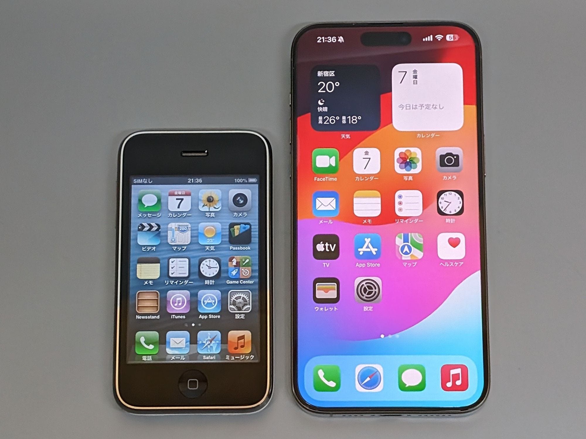 「iPhone 3GS」（左）を「iPhone 15 Pro Max」と並べたところ。画面サイズは3.5型と、iPhone 15 Pro Max（6.7型）の3分の1ほどの面積しかありません