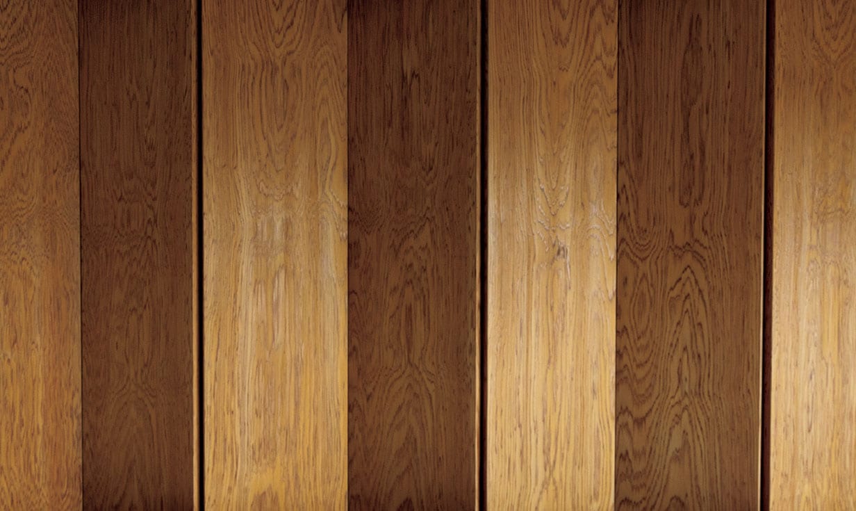 客室のベッドを取り囲むように日本の銘木を配する。