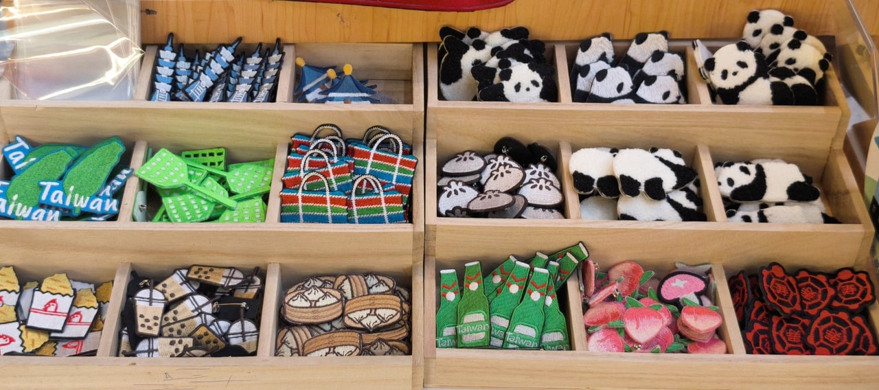 思わずまとめ買いしたくなる刺繍ピンバッジ。