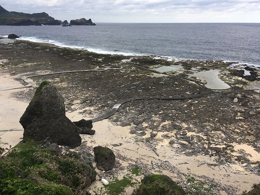 砂浜にある水が溜まっているところが入浴可能な海底温泉。こちらは海水が混ざるので冷たい場合あり。